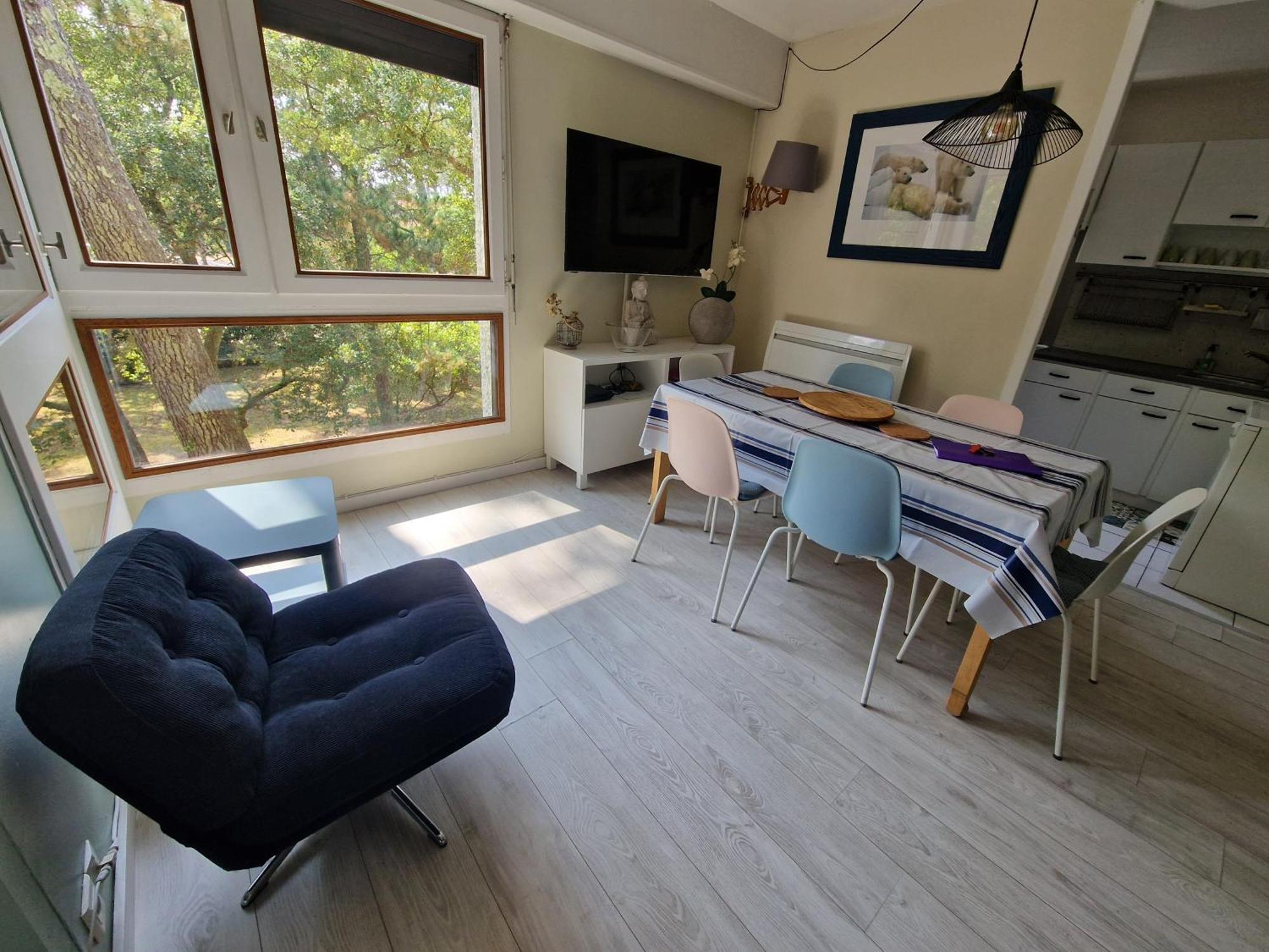 450m Bourdaines Apartment